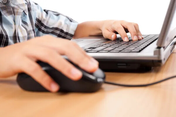 Enfant utilisant la souris et le clavier Photos De Stock Libres De Droits